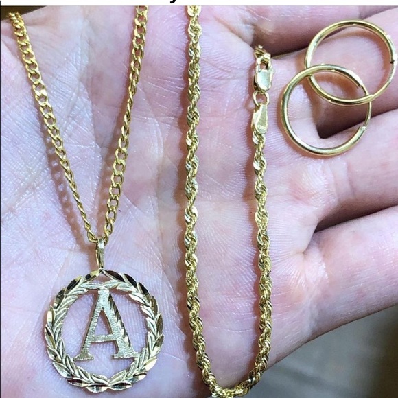 14K Yellow Gold Initial Wreath Pendant 